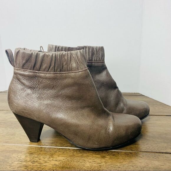 YOU by Crocs Leather Ankle Booties sz 9 - Picture 1 of 12